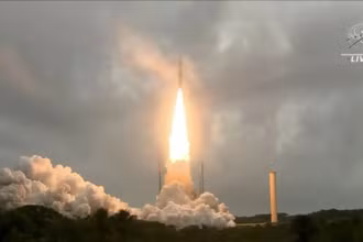 Tên lửa Ariane 5 của Pháp mang theo kính viễn vọng không gian James Webb của NASA được phóng thành công tối 25/12. (Ảnh cắt từ clip của NASA)