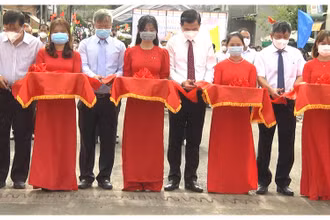 Lãnh đạo tỉnh Đồng Nai cắt băng thông xe cầu Thanh Sơn.