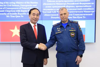 Trung tướng Trần Quốc Tỏ và Thượng tướng Chupriyan Alexander Petrovich. (Ảnh: Bộ Tình trạng khẩn cấp Liên bang Nga - mchs.gov.ru)