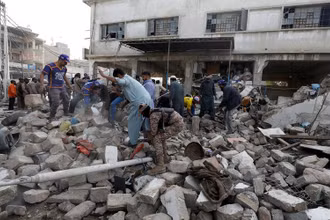Hiện trường đổ nát sau vụ nổ ở Karachi, Pakistan, ngày 18/12/2021. (Ảnh: Reuters)