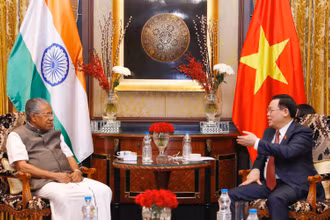 Chủ tịch Quốc hội Vương Đình Huệ trao đổi với Thủ hiến bang Kerala Pinarayi Vijayan. (Ảnh: CTTĐTQH)