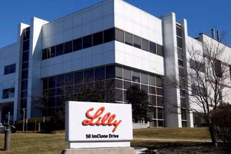 Một nhà máy sản xuất của hãng dược Eli Lilly and Company ở Branchburg, bang New Jersey, Mỹ. (Ảnh: Reuters)