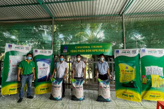 PVFCCo triển khai chương trình tặng NPK Phú Mỹ cho bà con nông dân.