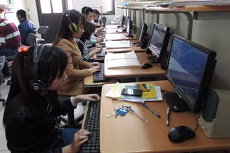Lớp đào tạo công nghệ thông tin tại Trung tâm Đào tạo phục hồi chức năng cho người mù (thuộc Hội Người mù Việt Nam).  