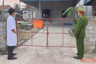 Lực lượng chức năng thường xuyên hỗ trợ, giám sát các trường hợp cách ly, điều trị Covid-19 tại nhà. (Ảnh: TUẤN QUANG) 