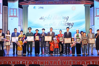 Đồng chí Nguyễn Ngọc Lương, Bí thư Trung ương Đoàn Thanh niên Cộng sản Hồ Chí Minh, Chủ tịch Hội Liên hiệp Thanh niên Việt Nam (thứ 7 từ trái sang, hàng sau trong ảnh) trao phần thưởng tặng các “Gia đình trẻ Việt Nam tiêu biểu” năm 2021.