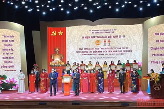 Hà Nội tuyên dương, khen thưởng các giáo viên tiêu biểu năm 2021. Ảnh: QUỲNH NGUYỄN