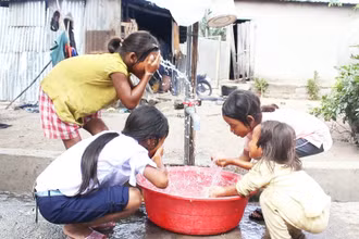 Trẻ em dân tộc thiểu số Ra Glai ở xã Ma Nới, huyện Ninh Sơn, tỉnh Ninh Thuận vui mừng khi được sử dụng nguồn nước sạch đưa đến tận nhà.