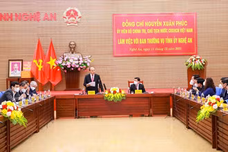 Chủ tịch nước Nguyễn Xuân Phúc làm việc với Ban Thường vụ Tỉnh ủy Nghệ An.