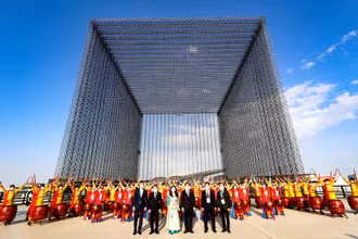 Đoàn Việt Nam trước giờ thực hiện nghi lễ mở cửa lớn EXPO 2020 Dubai (Ảnh: NGUYỄN NAM)