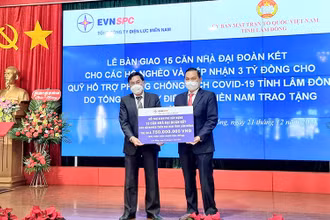 Đại diện Tổng Công ty Điện lực miền nam trao biểu trưng hỗ trợ kinh phí xây dựng 15 căn nhà đại đoàn kết tặng hộ nghèo tại Lâm Đồng.
