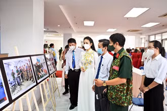 Các đại biểu tham quan triển lãm.
