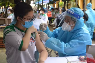 Tiêm vaccine phòng Covid-19 cho học sinh trên địa bàn huyện Củ Chi, TP Hồ Chí Minh.
