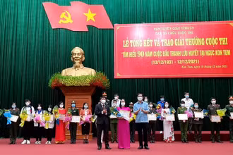 Trao Giấy chứng nhận và giải thưởng cho cá nhân đạt giải Nhất Cuộc thi viết "Tìm hiểu 90 năm Cuộc đấu tranh Lưu huyết tại Ngục Kon Tum".