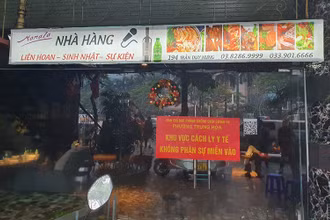 Lực lượng chức năng lập chốt cách ly y tế tại nhà hàng Monaza.