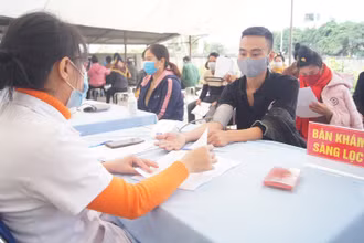 Cán bộ y tế khám sàng lọc trước tiêm cho người dân xã Xa Dung, huyện Điện Biên Đông, tỉnh Điện Biên.