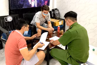 Lực lượng Công an phường Hàm Tiến làm việc với Shedko Dmitri (quốc tịch Nga, mặc áo thun sáng), đối tượng trồng, sản xuất, bào chế cần sa trái phép.