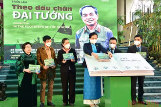 Các đại biểu cùng tác giả Nguyễn Thị Mỹ Dung thực hiện nghi lễ khai mạc triển lãm. Ảnh: Thành Đạt