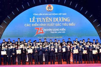 Thủ tướng Phạm Minh Chính và 57 cá nhân có sáng kiến xuất sắc tiêu biểu. (Ảnh: TRẦN HẢI)