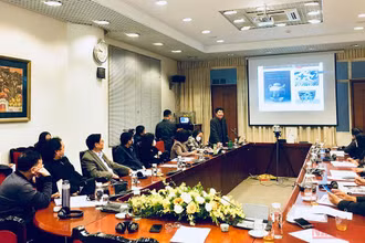 PGS.TS Bùi Minh Trí trình bày về gốm sứ ngự dụng phát hiện tại Hoàng thành Thăng Long. (Ảnh: THU HẰNG)