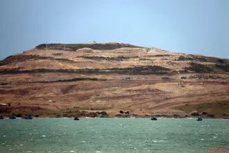 Hòn Rơm, Mũi Né, TP Phan Thiết (Bình Thuận) bị san ủi khi chưa có báo cáo đánh giá tác động môi trường được phê duyệt. (Ảnh: Hà Tuấn)