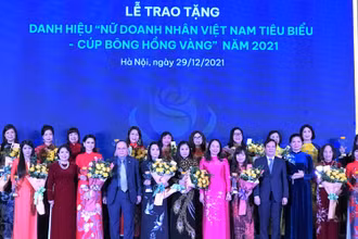 Vinh danh “Nữ doanh nhân Việt Nam tiêu biểu-Cúp Bông hồng vàng” năm 2021.