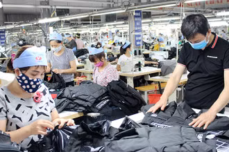 Công nhân Công ty may Tiên Sơn, thị xã Bỉm Sơn (Thanh Hóa) may áo xuất khẩu.