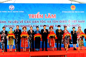 Các đại biểu cắt băng khai mạc triển lãm.