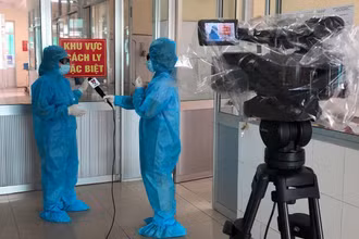 Phóng viên tác nghiệp. (Ảnh: TTXVN)