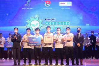 Đại diện Ban Tổ chức trao giải nhất cuộc thi “Công nghệ trí tuệ Student Chie-Tech” năm 2021 tặng đội The Cim Light (Trường Đại học Bách khoa Hà Nội).