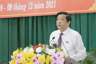 Bí thư Tỉnh uỷ Vĩnh Long Bùi Văn Nghiêm phát biểu khai mạc kỳ họp sáng 8/12. (Ảnh: Bá Dũng)