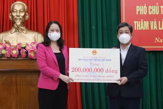 Phó Chủ tịch nước Võ Thị Ánh Xuân đã trao 200 triệu đồng cho huyện Nam Trà My để hỗ trợ trẻ có hoàn cảnh đặc biệt khó khăn.