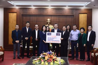 Đồng chí Ngô Văn Tuấn, Ủy viên Trung ương Đảng, Bí thư Tỉnh ủy Hòa Bình (giữa) chứng kiến Ủy ban MTTQ tỉnh tiếp nhận ủng hộ của Công ty VINAHUD.
