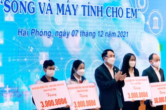Lãnh đạo thành phố Hải Phòng trao kinh phí mua máy tính tặng trường học và một số học sinh có hoàn cảnh khó khăn.