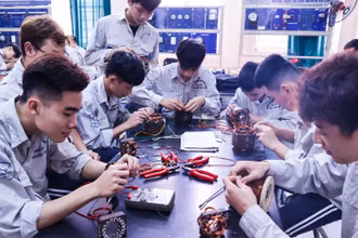 Học sinh Trường cao đẳng Nghề công nghiệp Hà Nội thực hành sửa chữa máy điện (Ảnh chụp trước ngày 27/4/2021).
