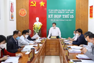 Chủ nhiệm Ủy ban Kiểm tra Tỉnh ủy Đắk Lắk Lê Văn Nghĩa phát biểu tại phiên họp. (Ảnh: Lê Thành)