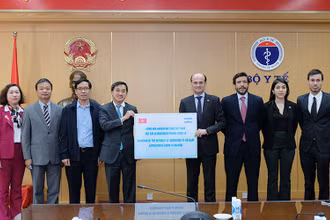 Thứ trưởng Trần Văn Thuấn tiếp nhận vaccine do Chính phủ Argentina trao tặng. (Ảnh: TRẦN MINH)