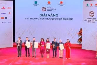 Các đồng chí Nguyễn Trọng Nghĩa, Võ Thị Ánh Xuân trao giải cho các tác giả, tác phẩm đạt giải Vàng.