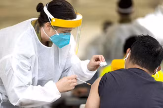 Nhân viên y tế tiêm vaccine phòng Covid-19 cho người dân tại bang New South Wales, Australia. (Ảnh: TTXVN)