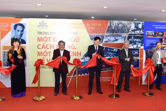 Các đại biểu cắt băng khai mạc Trưng bày. (Ảnh: THÀNH ĐẠT)