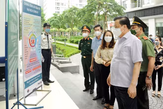 Bí thư Thành ủy Hà Nội Đinh Tiến Dũng kiểm tra công tác phòng, chống dịch tại quận Hoàng Mai, Hà Nội.