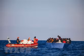 Lực lượng cứu hộ giải cứu người di cư ngoài khơi bờ biển Libya. (Ảnh: AFP/TTXVN)