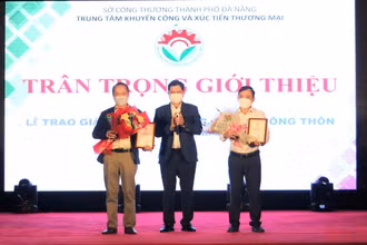 Hai sản phẩm nhận Chứng nhận sản phẩm công nghiệp nông thôn tiêu biểu cấp quốc gia.
