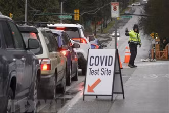 Một điểm xét nghiệm Covid-19 tại British Columbia, Canada, ngày 18/12/2021. (Ảnh: THX/TTXVN)