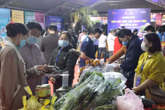 Người dân mua sắm tại phiên chợ.
