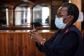 Nhân viên y tế chuẩn bị tiêm 1 liều vaccine Pfizer ở Johannesburg, Nam Phi, ngày 9/12/2021. (Ảnh: Reuters)