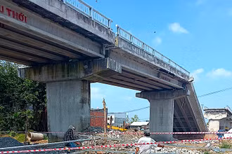 Hiện trường công trình cầu bắt ngang sông Cái Đôi Vàm bị sụp lún vào trưa 21/12. 