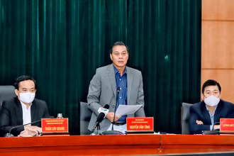 Chủ tịch UBND thành phố Hải Phòng Nguyễn Văn Tùng phát biểu tại cuộc họp trực tuyến sáng 21/12.