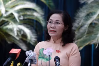 Chủ tịch HĐND TP Hồ Chí Minh Nguyễn Thị Lệ phát biểu tại kỳ họp.