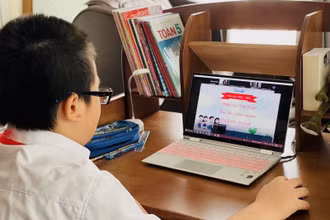 Học sinh học trực tuyến tại nhà trong những ngày nghỉ do dịch Covid-19. (Ảnh: Đăng Anh)